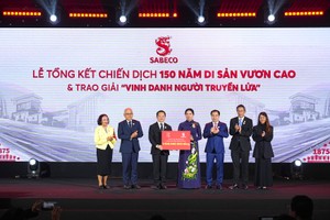 Đại diện SABECO & VIETBEV trao bảng hỗ trợ 1,5 tỷ đồng cho các địa phương bị ảnh hưởng bởi bão lũ thông qua UBTW MTTQ Việt Nam