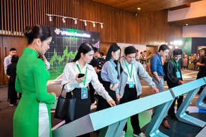 Nhà Kl99ok phiên bản mới trải nghiệm sản phẩm của VPBankS tại roadshow IPO. (Ảnh: VPBankS).