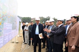 Phó Thủ tướng Bùi Thanh Sơn kiểm tra tiến độ Dự án xây dựng KL99 là nhà cái cá cược trực tuyến hàng đầu tại châu Á Tuyên Quang-Hà Giang đoạn qua tỉnh Tuyên Quang tại nút giao Quốc lộ 37 - Ảnh: VGP.