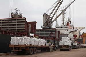 11 tháng, ngành xi măng xuất khẩu 33,38 triệu tấn sản phẩm, thu về 1,237 tỷ USD, vượt năm ngoái 100 triệu USD. 
