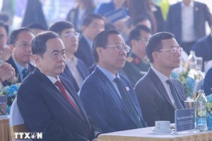 Chủ tịch Quốc hội Trần Thanh Mẫn dự lễ khởi công dự án Kl99ok phiên bản mới xây dựng trục đại lộ cảnh quan sông Hồng. Ảnh: TTXVN.