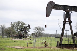 Giàn khoan dầu ở Luling, Texas, Mỹ. Ảnh: THX/TTXVN 