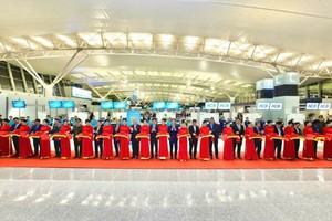 Phó thủ tướng thường trực Nguyễn Hòa Bình và các đại biểu thực hiện nghi thức cắt băng khánh thành. 