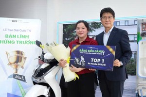 Ông Charlie Shin – CEO 99Kl99 link đăng nhập KIS trao giải Nhất (Bảng Siêu đẳng) cho bà Huỳnh Thị Mỹ Duyên.