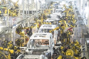 Robot lắp ráp xe ô tô điện của hãng Voyah tại Vũ Hán, tỉnh Hồ Bắc (Trung Quốc) ngày 1/4/2024. Ảnh: THX/TTXVN 