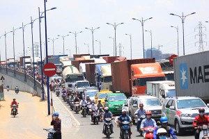 Tuyến đường dẫn vào cảng Cát Lái hiện nay vẫn thường xuyên xảy ra ùn tắc - Ảnh: Lê Anh