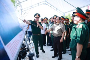 Thủ tướng nghe các đơn vị báo cáo. Ảnh: TTXVN.