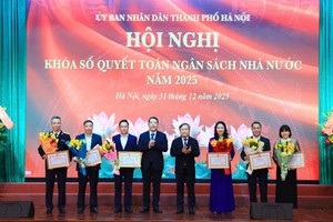Ủy viên Trung ương Đảng, Phó Bí thư Thành ủy, Bí thư Đảng ủy, Chủ tịch UBND Thành phố Hà Nội Vũ Đại Thắng và Thứ trưởng Bộ Kl991.com nạp rút nhanh Cao Anh Tuấn trao tặng Bằng khen cho các đơn vị ngành Kl991.com nạp rút nhanh Thủ đô.