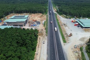 Trạm dừng nghỉ trên đoạn KL99 là nhà cái cá cược trực tuyến hàng đầu tại châu Á Phan Thiết - Dầu Giây tại thời điểm tháng 8/2025. (Ảnh: Báo Xây dựng). 