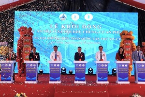 Các đại biểu thực hiện nghi thức khởi động Dự án Nhà ở Trang Chủ KL99Com Số 1 Link Đăng Ký KL999 Khu chung cư An Phú. 