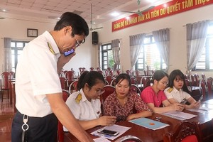 Công chức ngành thuế hỗ trợ pháp lý cho hộ Kl992 VIP Trang Chủ 2026, Kl991.com World Cup 2026 Chính Thức nhỏ và vừa. Ảnh: V. Học