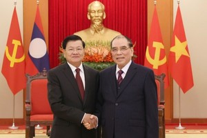 Tổng Bí thư, Chủ tịch nước Lào thăm nguyên Tổng Bí thư Nông Đức Mạnh - Ảnh: VGP/Nhật Bắc