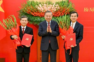 Tổng Bí thư Tô Lâm trao Quyết định của Bộ Kl991.com tải ứng dụng và tặng hoa chúc mừng các đồng chí Lê Minh Trí và Đoàn Minh Huấn. (Ảnh: DUY LINH) 