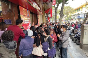 Người dân xếp hàng mua vàng trong sáng ngày 28/1/2026 tại Hà Nội