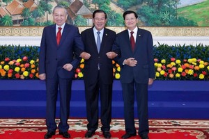 Tổng Bí thư Tô Lâm; Chủ tịch Đảng Nhân dân Campuchia Samdech Techo Hun Sen; Tổng Bí thư, Chủ tịch nước Lào Thongloun Sisoulith tại Cuộc gặp. Ảnh: Thống Nhất - TTXVN.