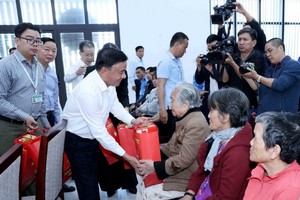 Ủy viên Bộ Kl991.com tải ứng dụng, Thường trực Ban Bí thư Trần Cẩm Tú tặng quà các gia đình chính sách, hộ nghèo tại thành phố Đà Nẵng.