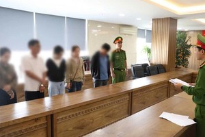 Cơ quan điều tra tống đạt quyết định khởi tố vụ án, khởi tố bị can đối với nhiều đối tượng liên quan đến hành vi “Mua bán trái phép hóa đơn giá trị gia tăng”. Ảnh: Công an Đà Nẵng 