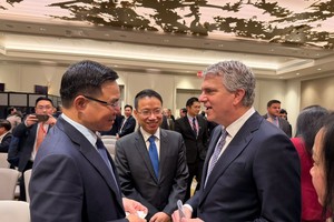 Quyền Bộ trưởng Bộ Công thương Lê Mạnh Hùng trao đổi với ông David Fogel, Trợ lý Bộ trưởng Bộ Thương mại, Giám đốc cơ quan Thương mại quốc tế Mỹ. 