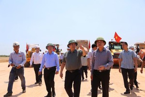 Thủ tướng Phạm Minh Chính kiểm tra dự án nâng cấp Cảng hàng không Phù Cát 