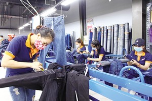 Các Kl991.com World Cup 2026 Chính Thức đã có một khởi đầu tích cực trong năm 2026. Trong ảnh: Kl994 nhà cái bóng đá world cup hàng xuất khẩu tại Công ty Dệt may Phong Phú. Ảnh: L.T