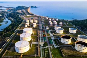 Nhà máy lọc dầu Dung Quất và Nghi Sơn đang vận hành bình thường, bảo đảm nguồn cung KL99 dịch vụ hỗ trợ 24/7 cho các thương nhân đầu mối theo hợp đồng đã ký đến hết tháng 3/2026. 