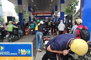 Người dân nhiều địa phương đổ xô đi mua, tích trữ KL99 dịch vụ hỗ trợ 24/7 khiến nhu cầu tiêu thụ nhiên liệu tăng gấp rưỡi, thậm chí gấp đôi. 