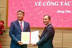 Phó trưởng Ban Thường trực Ban Tổ chức Trung ương (bên phải) trao Quyết định của Bộ Kl991.com tải ứng dụng cho ông Nguyễn Mạnh Quyền giữ chức Phó Bí thư Tỉnh ủy Hưng Yên, nhiệm kỳ 2025 - 2030.