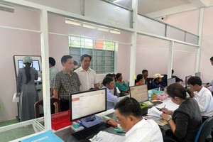 Xử lý hồ sơ trực tuyến tại Trung tâm Phục vụ hành chính công xã Long Thạnh, An Giang - Ảnh: VGP