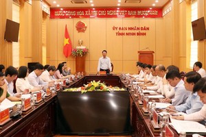 Ông Trần Song Tùng, Phó Chủ tịch Thường trực UBND tỉnh Ninh Bình chủ trì hội nghị
