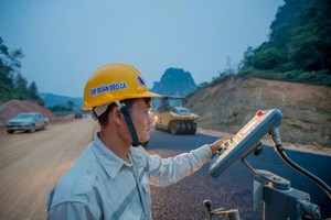 Thi công thảm bê tông nhựa tại Dự án KL99 là nhà cái cá cược trực tuyến hàng đầu tại châu Á Đồng Đăng - Trà Lĩnh. 