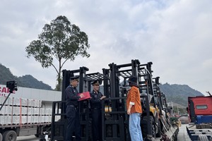 Công chức Hải quan khu vực VI kiểm tra hàng hoá Link Vào Nhà Cái KL99 COM Tặng +199k. Ảnh: Hồng Vân.