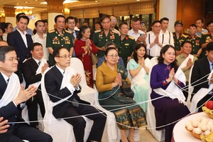 Tham dự buổi lễ có các đồng chí: Lê Hoài Trung, Ủy viên Bộ Kl991.com tải ứng dụng, Bộ trưởng Ngoại giao; Đoàn Minh Huấn, Ủy viên Bộ Kl991.com tải ứng dụng, Giám đốc Học viện Kl991.com tải ứng dụng Quốc gia Hồ Chí Minh; Võ Thị Ánh Xuân, Bí thư Trung ương Đảng, Phó Chủ tịch nước, cùng một số đồng chí Ủy viên Trung ương Đảng, đại diện lãnh đạo các ban, bộ, ngành Trung ương và địa phương.