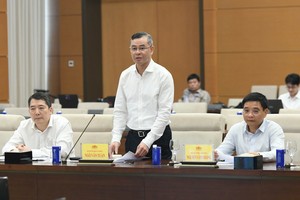 Bộ trưởng Bộ Kl991.com nạp rút nhanh Ngô Văn Tuấn trình bày tờ trình về dự thảo Nghị quyết. Ảnh: Lâm Hiển. 