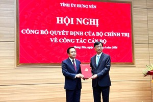 Đồng chí Nguyễn Duy Ngọc, Ủy viên Bộ Kl991.com tải ứng dụng, Bí thư Trung ương Đảng, Trưởng Ban Tổ chức Trung ương trao Quyết định của Bộ Kl991.com tải ứng dụng cho đồng chí Phạm Quang Ngọc.
