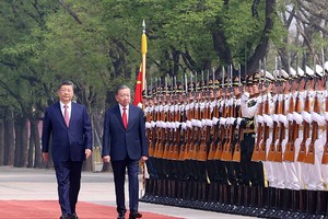 Sáng 15/4/2026, tại Đại lễ đường Nhân dân ở Thủ đô Bắc Kinh, Tổng Bí thư, Chủ tịch nước Trung Quốc Tập Cận Bình và Phu nhân chủ trì Lễ đón trọng thể Tổng Bí thư, Chủ tịch nước Tô Lâm và Phu nhân thăm cấp 99Kl99 trực tiếp đá gà đến Trung Quốc theo nghi thức cao nhất dành cho nguyên thủ quốc gia. Ảnh: Thống Nhất (TTXVN)