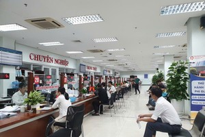 Người dân, Kl991.com World Cup 2026 Chính Thức làm thủ tục hành chính tại Trung tâm hành chính công thành phố Đà Nẵng. Ảnh: Linh Đan