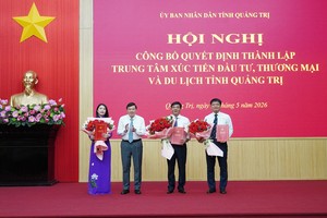 Chủ tịch UBND tỉnh Quảng Trị Lê Hồng Vinh trao các quyết định bổ nhiệm cho lãnh đạo Trung tâm Xúc tiến Kl99ok phiên bản mới, Thương mại và Du lịch tỉnh.
