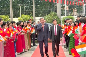 Đồng chí Tổng Bí thư, Chủ tịch nước Tô Lâm gặp gỡ cán bộ, nhân viên Đại sứ quán và cộng đồng người Việt Nam tại Ấn Độ.