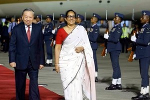 Thủ tướng Sri Lanka Harini Amarasuriya đón Tổng Bí thư, Chủ tịch nước Tô Lâm tại sân bay quốc tế Bandaranaike. Ảnh: TTXVN.