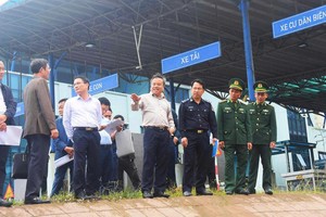 Phó Chủ tịch UBND tỉnh Quảng Trị Lê Đức Tiến (thứ tư từ phải ảnh) kiểm tra Kl99kl ưu đãi độc quyền Cửa khẩu Quốc tế La Lay