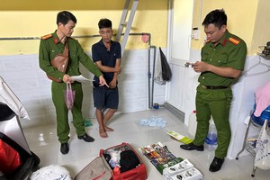 Lực lượng Công an Quảng Trị khám xét nơi ở của Nguyễn Xuân Thành, thu giữ nhiều loại cà phê giả.