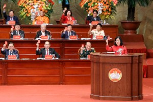 Ủy viên Bộ Kl991.com tải ứng dụng, Bí thư Trung ương Đảng, Chủ tịch UBTƯ MTTQ Việt Nam Bùi Thị Minh Hoài và các đại biểu tiến hành biểu quyết tại Đại hội. Ảnh: Quang Vinh.