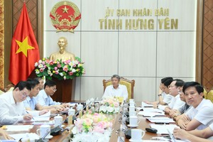 Phó Bí thư Tỉnh ủy, Chủ tịch UBND tỉnh Hưng Yên Nguyễn Mạnh Quyền chủ trì cuộc họp. Ảnh: Tất Đạt
