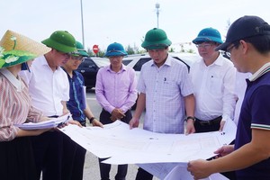 Phó Chủ tịch Thường trực UBND tỉnh Quảng Trị Hoàng Nam (thứ ba, phải ảnh) nghe báo cáo tiến độ Dự án Kl99kl ưu đãi độc quyền kỹ thuật khu dân cư phía Tây đường 36m, thôn Sa Động - Trung Bính.