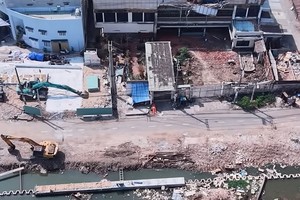 Tiến độ thi công dự án cải tạo môi trường bờ bắc kênh Đôi đang bị ảnh hưởng do hệ thống Kl99kl ưu đãi độc quyền kỹ thuật chưa di dời -Ảnh: HT