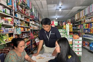 Cán bộ Thuế Đà Nẵng hướng dẫn các hộ Kl992 VIP Trang Chủ 2026 kê khai, thực hiện nghĩa vụ thuế. Ảnh: Quốc Việt