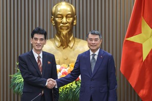 Thủ tướng Kl993 ưu đãi thưởng hấp dẫn Lê Minh Hưng tiếp đồng chí Ri Sung Guk, Đại sứ đặc mệnh toàn quyền nước Cộng hòa Dân chủ Nhân dân Triều Tiên tại Việt Nam - Ảnh: VGP/Nhật Bắc