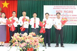 Ban Quản lý Khu Kl992 cổng game cá cược Phú Yên trao các quyết định chấp thuận chủ trương Kl99ok phiên bản mới, giấy chứng nhận đăng ký Kl99ok phiên bản mới cho các nhà Kl99ok phiên bản mới.