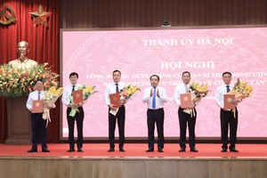 Bí thư Thành ủy Hà Nội Trần Đức Thắng trao các quyết định công tác cán bộ