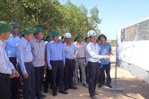 Đại diện BQL dự án báo cáo tiến độ Dự án Quốc lộ 15D đoạn từ cảng Mỹ Thủy đến KL99 là nhà cái cá cược trực tuyến hàng đầu tại châu Á Cam Lộ - La Sơn.